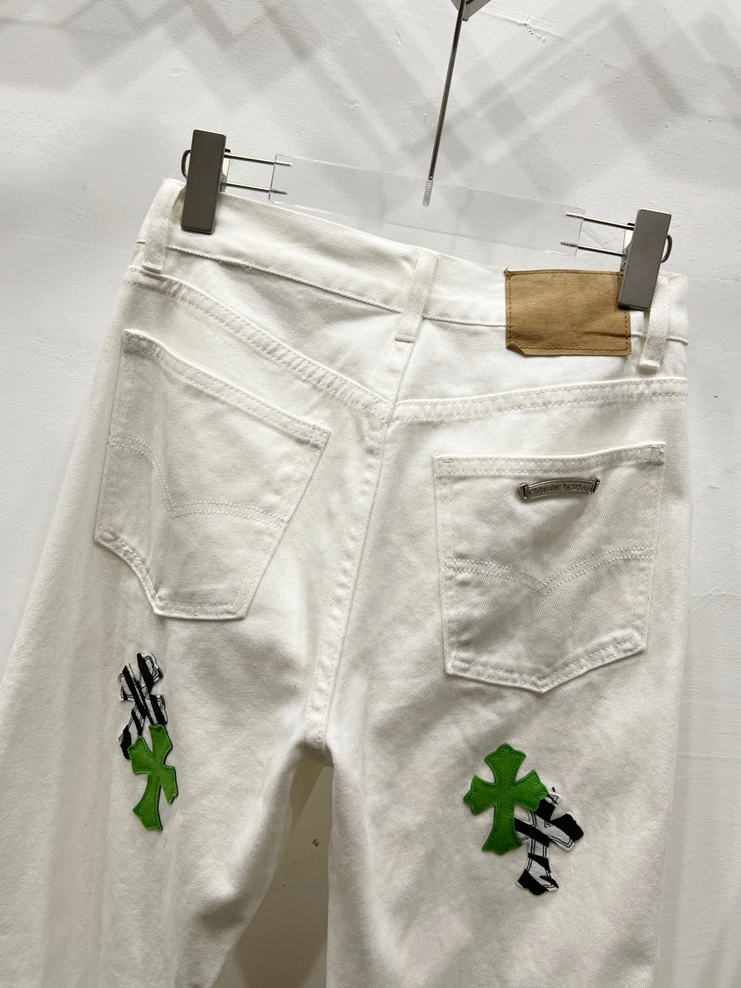 P260 Style number: (c037) Chrome hearts Cross patch leather jeans workwear logging pants Chrome hearts logging pants are here! ! ! CH Croix Heart Double Knee Cross Patch Leather Bo1 Style Logging Pants Straight-leg Work Pants B136 Croix Heart Cross Sanskrit Overalls Price 4W Level, Patched Cross Pattern Decoration, High Waist Washed Jeans! ! Absolutely high-end luxury products, 1.9W level god-level single products, super popular products, made by top heavy industry, not to be missed. About Zangyin, this is an extremely luxurious fashion brand, which can also be called the nobles of the high street. It has always been an exclusive brand of some hipsters or rich second generation. Compared with ordinary high streets, it is more luxurious and noble. Compared with luxury brands, it has a more fashionable personality and has always been a brand that I have a special liking for. Imported yarn is custom-woven into a high-density twill canvas, which ensures a crisp silhouette while the fabric feels very delicate. It follows the B01 classic silhouette, with a crisp and stylish upper body. The ready-made garments are stone-ground and fermented and can be matched with any style. Buttons and zinc are washed with genuine YKK retro metal products. Double-layered canvas on the front. Perfect details. All hardware is perfect. Size: s-XXL Color: White